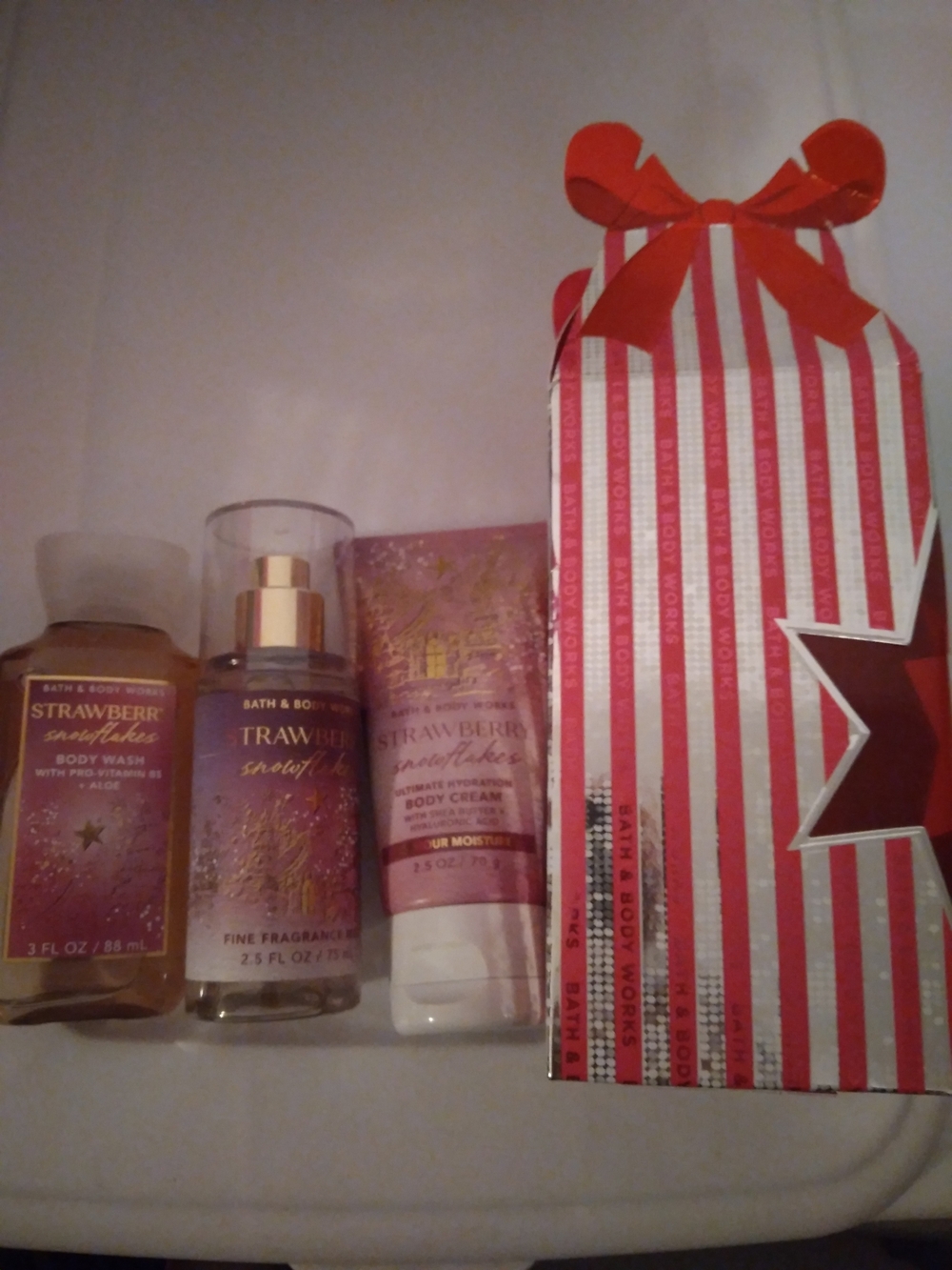 Bath & Body Works Strawberry Snowflakes Gift Set - Pink